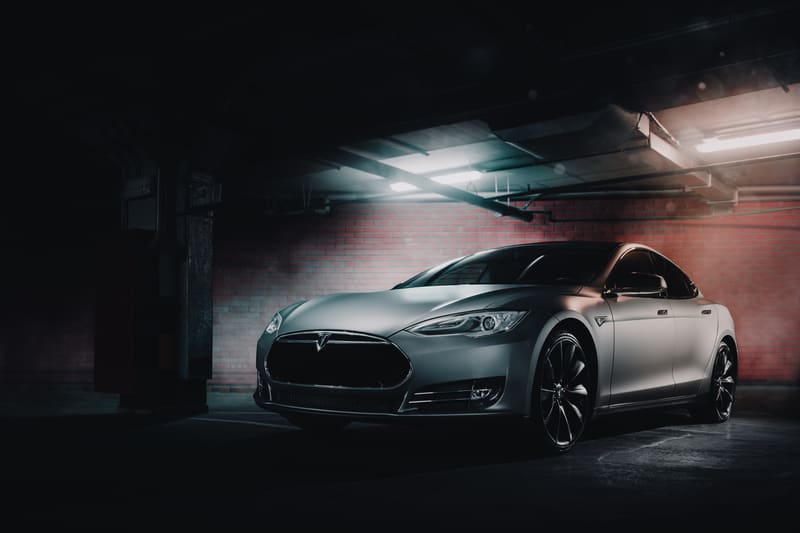 特斯拉 Model S 停在停车场